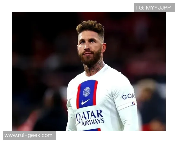 足球巨星射门后潇洒走路瞬间展现自信风采与独特魅力