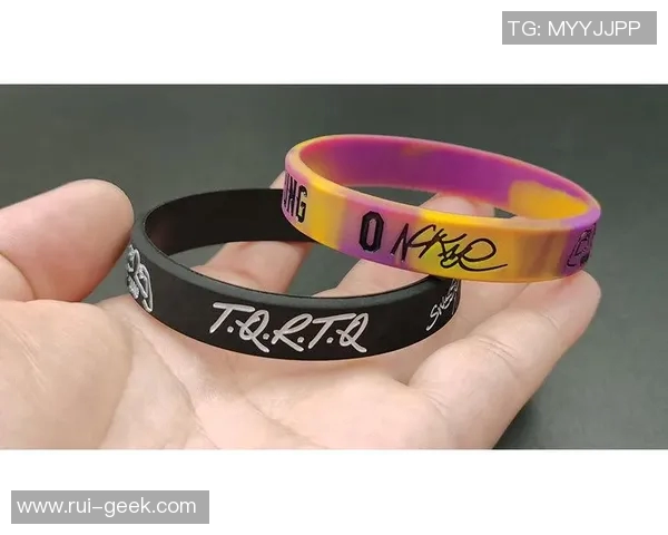 足球球星亲手编织手环传递力量与温暖点亮球迷心中的希望