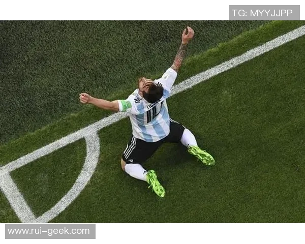 足球明星日常穿搭揭秘:他们最爱的休闲鞋款式与搭配风格分析