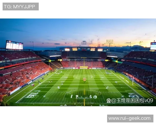 魔方元素融入球星足球壁纸打造创意视觉盛宴